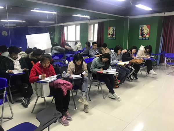 每周六我们都会有专业的老师去当地进校授课