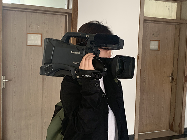 看你是想选择环境还是选择专业