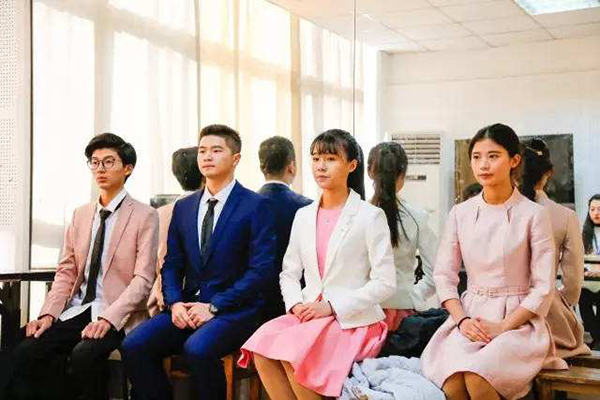 想学播音主持，是去找电台老师还是培训机构呢?